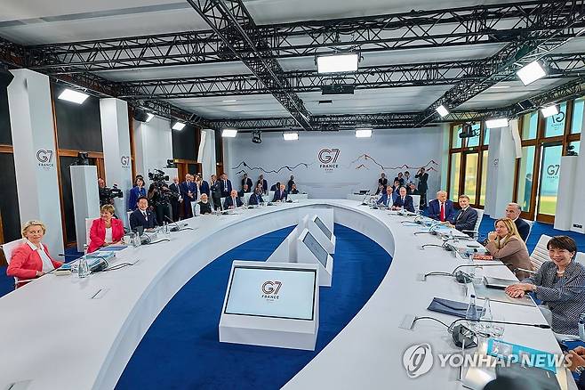 이재명 대통령, G7 확대회담 참석 (에비앙=연합뉴스) 한상균 기자 = 이재명 대통령이 17일(현지시간) 프랑스 에비앙레뱅에서 열린 주요 7개국(G7) 및 초청국 확대회담 2세션에 참석해 있다. 2026.6.17 [공동취재 제공. 재판매 및 DB 금지] xyz@yna.co.kr