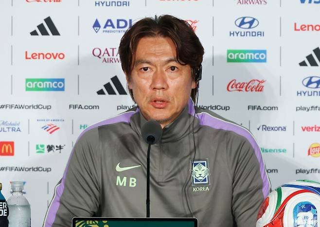 2026 북중미 월드컵에 출전한 한국 축구 국가대표팀의 홍명보 감독이 멕시코전을 하루 앞둔 18일 멕시코 과달라하라 스타디움에서 열린 공식 기자회견에서 질문에 답하고 있다. /연합뉴스
