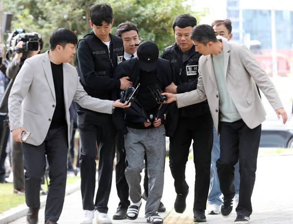 진주 화물연대 집회 현장에서 화물차를 몰다 조합원을 치어 숨지게 한 혐의로 기소된 A씨가 징역 2년 6개월에 집행유예 4년을 선고받았다. 사진은 A씨가 영장실질심사를 받기 위해 법원에 출석하고 있는 모습. 연합뉴스