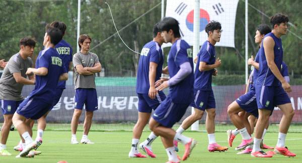 한국 축구 국가대표팀 홍명보 감독이 17일(현지시간) 멕시코 과달라하라 인근 사포판 치바스 바예 베르데 훈련장에서 선수들의 훈련을 지켜보고 있다. 뉴스1