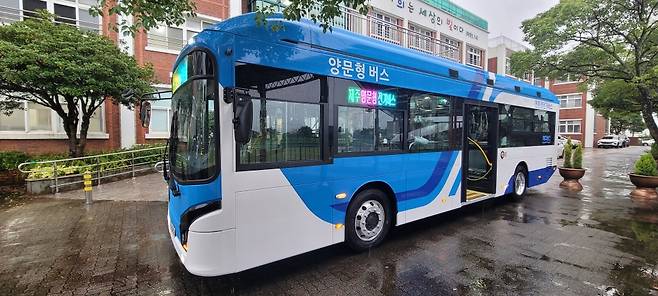 제주시 서광로 간선급행버스체계(BRT) 구간에 도입된 양문형버스.