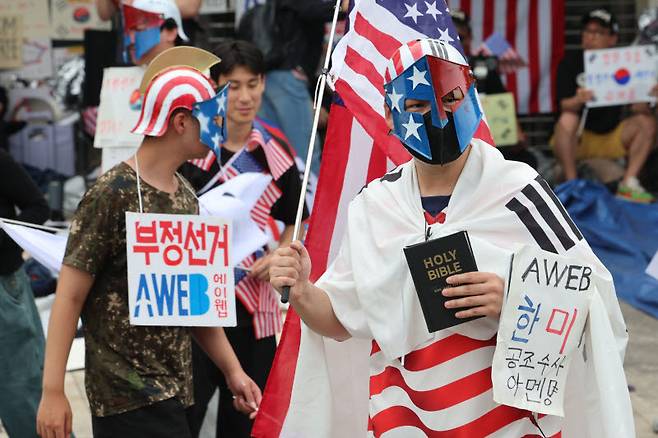 제9회 전국동시지방선거 투표용지 부족 사태에 항의하며 개표소 봉쇄 시위를 이어가고 있는 17일 서울 송파구 올림픽공원 핸드볼경기장에 설치된 개표소 문 앞을 시민들이 지키고 있다.(사진=뉴시스)