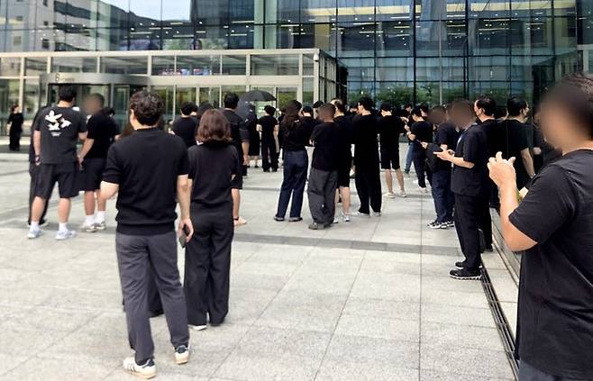 18일 삼성전자 DX 부문 직원들이 경기 수원 본사에서 검은 옷을 입고 출근하는 캠페인에 참여하고 있다. (사진=연합뉴스)