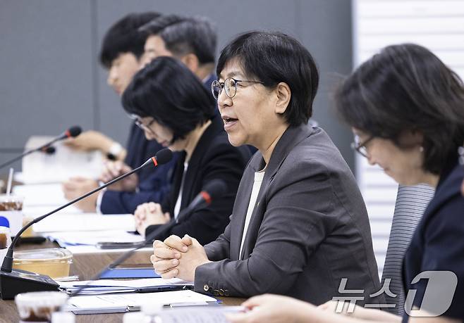 정은경 보건복지부 장관이 17일 오후 서울 중구 T타워에서 의료AI·디지털 헬스 기업과 함께 '보건의료데이터 활용 수요자 정책간담회'를 하고 있다. (복지부 제공. 재판매 및 DB 금지)