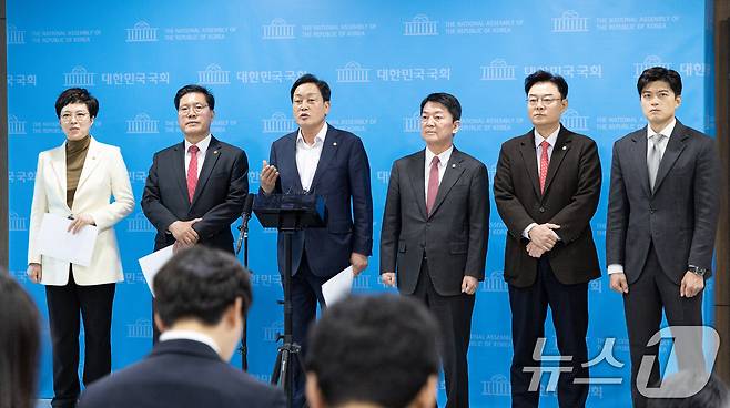 김선교 국민의힘 의원을 비롯한 경기 지역구 의원들. 2026.4.21 ⓒ 뉴스1 이승배 기자