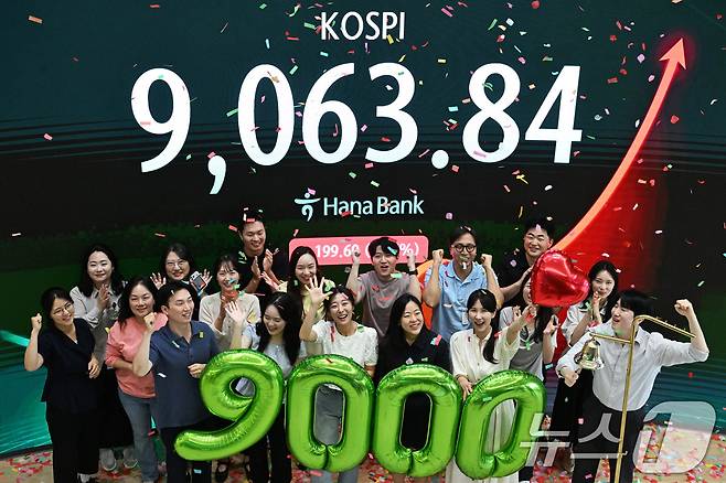 코스피가 사상 처음으로 9000포인트를 돌파 마감한 18일 서울 중구 하나은행 딜링룸에서 직원들이 축하 세리머니를 하고 있다. 이날 코스피는 전 거래일 대비 199.60포인트(2.25%) 오른 9063.84로 마감했다. (공동취재) 2026.6.18 ⓒ 뉴스1 최지환 기자