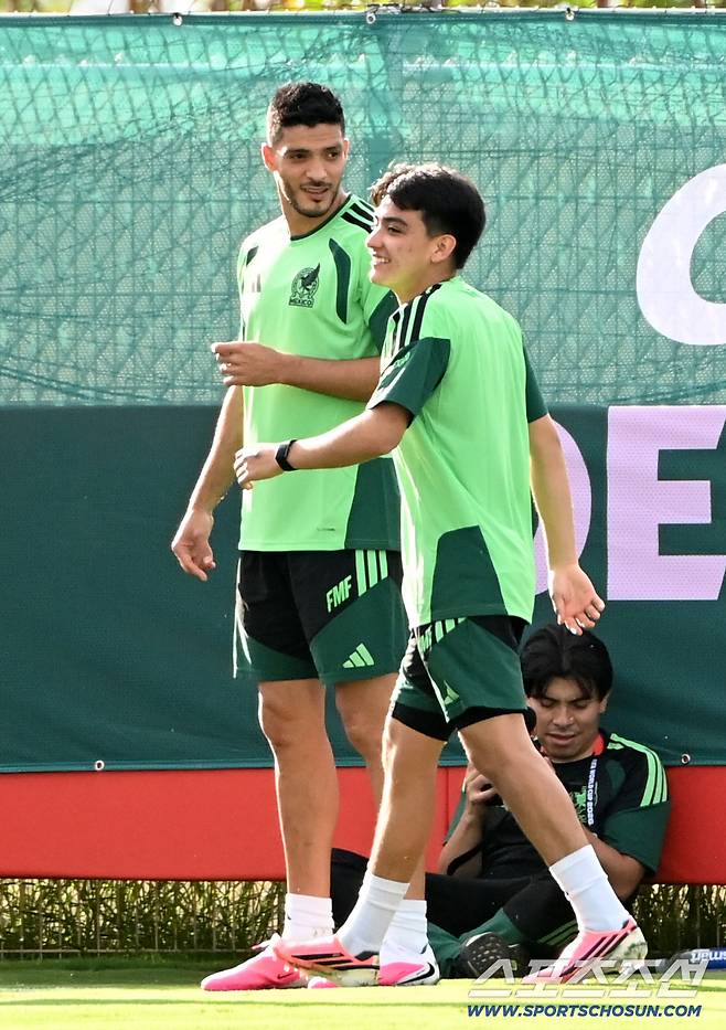 2026 북중미 월드컵 한국전을 하루 앞둔 멕시코 월드컵 대표팀이 18일(한국시각) 멕시코 과달라하라 스포츠 아레나에서 훈련을 가졌다. 라울 히메네스와 힐베르토 모라가 훈련을 펼치고 있다. 사포판(멕시코)=허상욱 기자wook@sportschosun.com/2026.06.18/