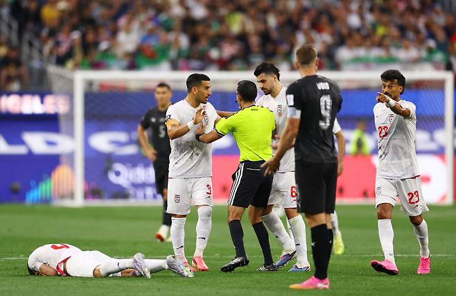 지난 16일 미국 LA 스타디움에서 열린 2026년 월드컵 이란 대 뉴질랜드 경기에서 이란의 에산 하지사피가 세자르 아르투로 라모와 심판에게 항의하고 있다. /로이터 연합뉴스