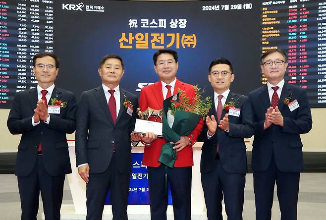 박동석 산일전기 회장이 2024년 4월 서울 영등포구 한국거래소 서울사옥 홍보관에서 열린 산일전기 코스피 상장기념식에서 관계자들과 기념촬영을 하고 있다./한국거래소 제공
