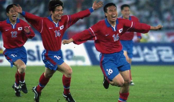 1998년 멕시코전에서 하석주는 바뀐 룰을 숙지하지 못해 득점 후 3분 만에 퇴장 당했다. ⓒ 연합뉴스