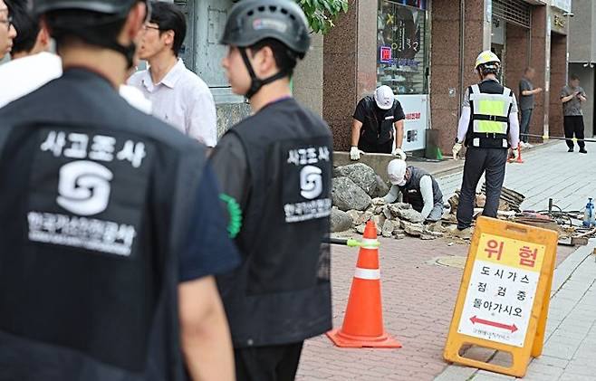 18일 오후 서울 송파구 9호선 한성백제역 인근에서 도시가스 누출 사고가 발생했다. 소방과 한국가스안전공사, 도시가스 공급 업체 관계자 등이 사고 수습을 하고 있는 모습. ⓒ뉴시스