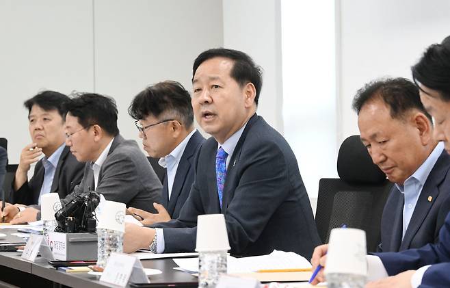 구윤철 부총리 겸 재정경제부 장관이 16일 국내 최대 규모 재생에너지 도시인 전남 해남군 솔라시도를 찾아 관련 기업 및 전문가들과 간담회를 갖고 있다. 재정경제부 제공