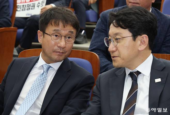더불어민주당 한병도 원내대표와 천준호 원내운영수석부대표가 18일 국회에서 본회의를 앞두고 열린 의원총회에 참석해 대화하고 있다. 2026.6.18. 2026.6.18 이훈구 기자 ufo@donga.com