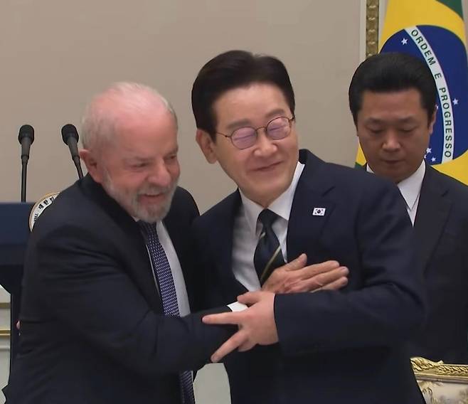 주요 7개국(G7) 정상회의에서 만난 이재명 대통령과 루이스 이나시우 룰라 다시우바 브라질 대통령이 만나 반갑게 손을 맞잡고 있다. X 캡처.