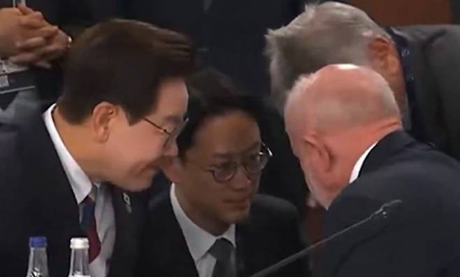 17일(현지 시간) 주요 7개국(G7) 정상회의에서 이재명 대통령이 루이스 이나시우 룰라 다시우바 브라질 대통령에게 다가가 대화를 나누는 모습. X 캡처
