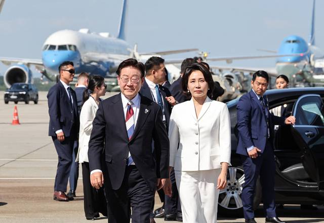 G7 정상회의와 유럽 순방을 마친 이재명 대통령과 김혜경 여사가 17일(현지시간) 스위스 제네바 공항에서 공군 1호기로 이동하고 있다. 연합뉴스