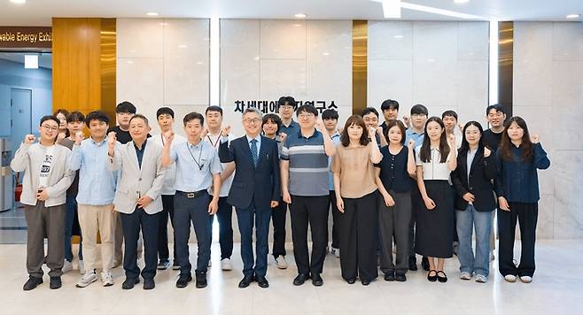 시리즈 A 투자 유치 기념 리셀 임직원 단체사진.