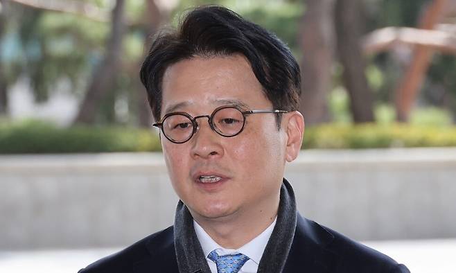 헌법재판소의 탄핵소추 기각 결정으로 직무에 복귀한 이창수 서울중앙지검장이 지난해 3월13일 오후 서울 서초동 서울중앙지검에 출근하며 기자들의 질문에 답하고 있다. 신소영 기자 viator@hani.co.kr