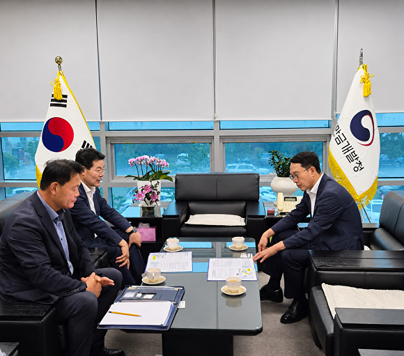 권익현 부안군수가 새만금개발청장에게 지역현안을 설명하고 있다. [사진=부안군 ]