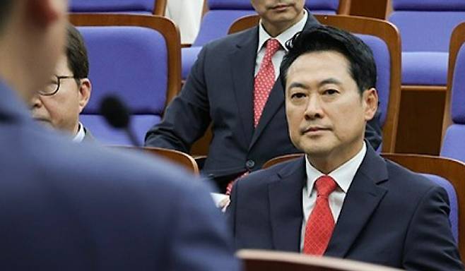 의원총회에서 발언을 듣고 있는 장동혁 대표. (국민의힘)