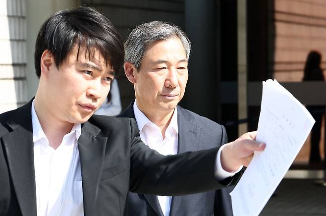 윤석열 정부의 대통령 관저 이전 과정에 예산을 불법 전용한 의혹과 관련해 윤재순 전 대통령실 총무비서관이 지난달 22일 서울중앙지방법원 구속 전 피의자 심문(영장실질심사)를 받고 법정을 나서고 있다. 뉴스1