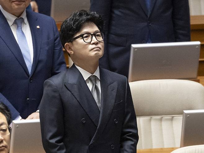 한동훈 무소속 의원이 지난 11일 국회에서 열린 본회의에 참석해 김성범 더불어민주당 의원의 의원 선서를 바라보고 있다. 연합뉴스