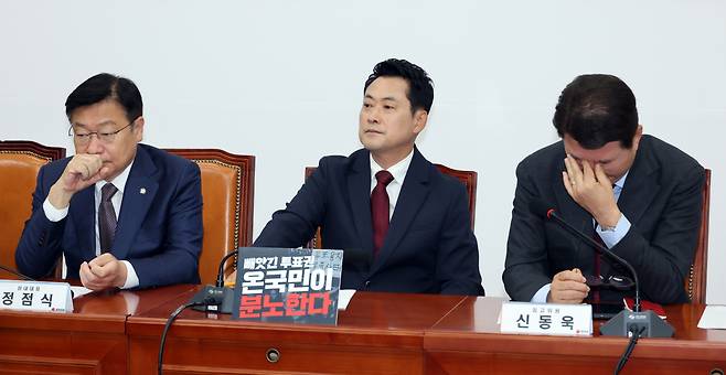 특별법까지 거론 장동혁 국민의힘 대표(오른쪽)가 18일 오전 국회에서 열린 최고위원회의에 참석해 있다. 장 대표는 이날 오후 의원총회에는 병원 입원을 이유로 참석하지 않았다. 연합뉴스