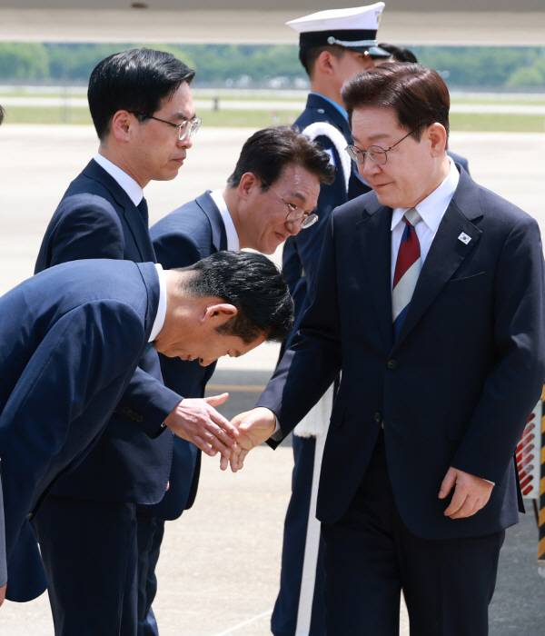 G7 정상회의와 유럽 순방을 마치고 귀국한 이재명 대통령이 18일 성남 서울공항에서 환영나온 더불어민주당 정청래 대표와 인사하고 있다. 연합뉴스