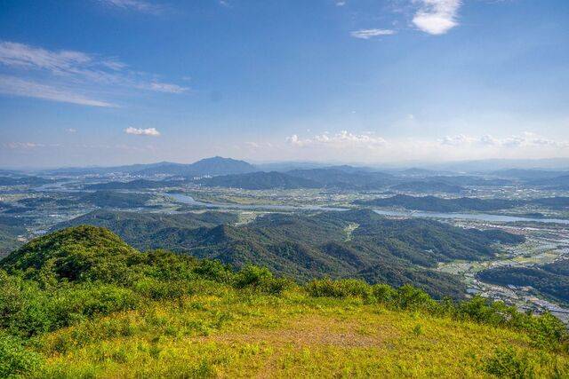 냉산 패러글라이딩 이륙장에서 내려다본 모습. 낙동강 너머 멀리 구미의 진산 금오산이 보인다.