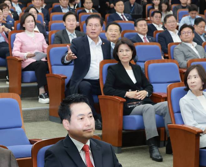 장동혁 국민의힘 대표가 17일 국회에서 열린 의원총회에 참석한 가운데 송석준 의원이 사회자에게 공개 발언을 요청하고 있다. 연합뉴스