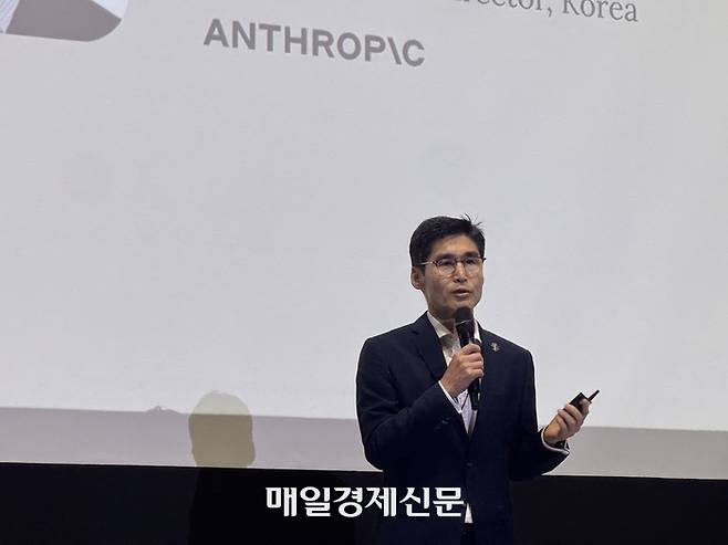 최기영 앤스로픽 한국 대표가 17일 서울 여의도 콘래드 호텔에서 기자간담회를 열고 앤스로픽 서울 오피스 개소와 향후 계획에 대해 발표하고 있다. [사진 = 정호준 기자]
