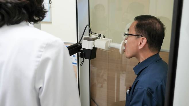17일 서울 광진구 건국대병원 폐기능검사실에서 시연자가 폐기능 검사를 받고 있다. 정부는 올해부터 만 56세와 66세를 대상으로 하는 국가건강검진 항목에 이 폐기능 검사를 신규 도입해 시행하고 있다.  [질병관리청]