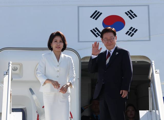 G7 정상회의 일정을 마친 이재명 대통령과 김혜경 여사가 17일 스위스 제네바 공항에서 귀국길에 오르며 인사하고 있다. 뉴시스