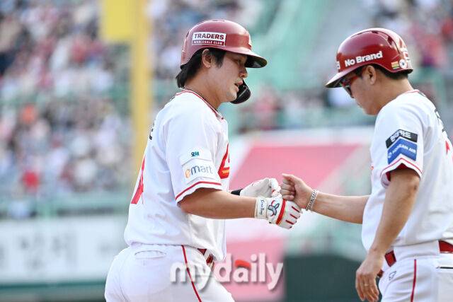 16일 인천 SSG랜더스필드에서 열린 '2026 신한 SOL KBO리그' 롯데 자이언츠와 SSG 랜더스 경기. SSG 최정이 1회말 1사 1루에 투런포를 친 후 주루하고 있다./한혁승 기자