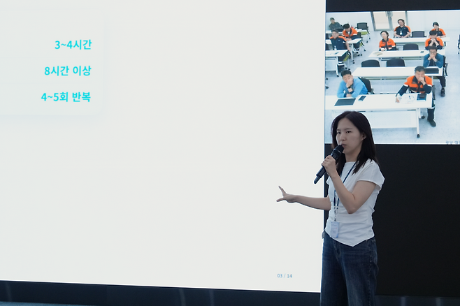 포스코DX  ‘AX 해커톤 2026’ 대상을 수상한 ‘PIXEL 팀’의 김지현 프로가 직접 개발한 AI 플랫폼을 설명하는 모습 [포스코DX 제공]