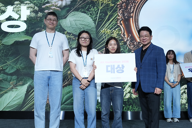 포스코DX  ‘AX 해커톤 2026’ 대상을 수상한 ‘PIXEL 팀’이 기념 촬영하는 모습 [포스코DX 제공]