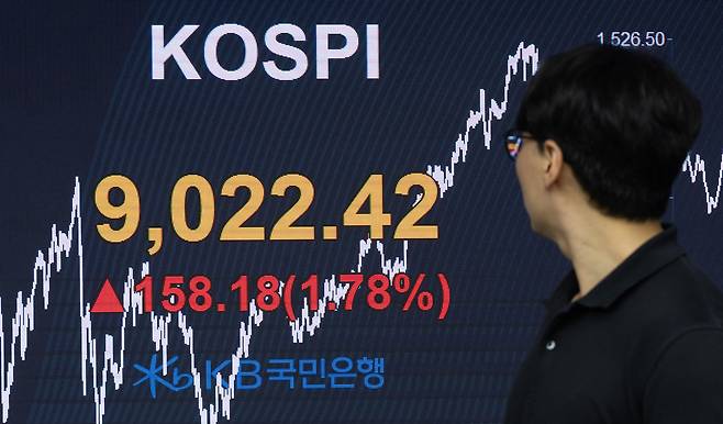 코스피 지수가 사상 첫 장중 9000포인트를 돌파한 18일 오후 서울 여의도 KB국민은행 딜링룸에 코스피 지수가 표시돼 있다. 윤창빈 기자