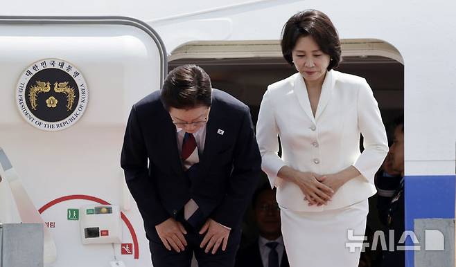 [성남=뉴시스] 최동준 기자 = G7 정상회의 등 유럽 순방 일정을 마친 이재명 대통령과 김혜경 여사가 18일 경기 성남 서울공항에 도착해 인사하고 있다. 2026.06.18. photocdj@newsis.com