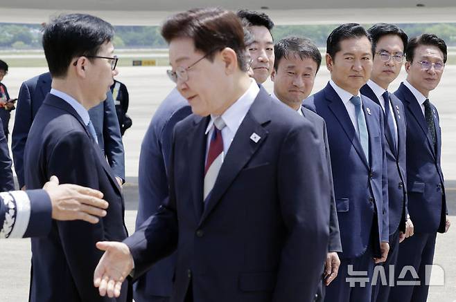 [성남=뉴시스] 최동준 기자 = 김민석(오른쪽부터) 국무총리, 김민재 행정안전부 차관, 정청래 더불어민주당 대표, 한병도 더불어민주당 원내대표, 강훈식 비서실장이 18일 경기 성남 서울공항에서 G7 정상회의 등 유럽 순방을 마치고 귀국한 이재명 대통령을 맞이하고 있다. 2026.06.18. photocdj@newsis.com