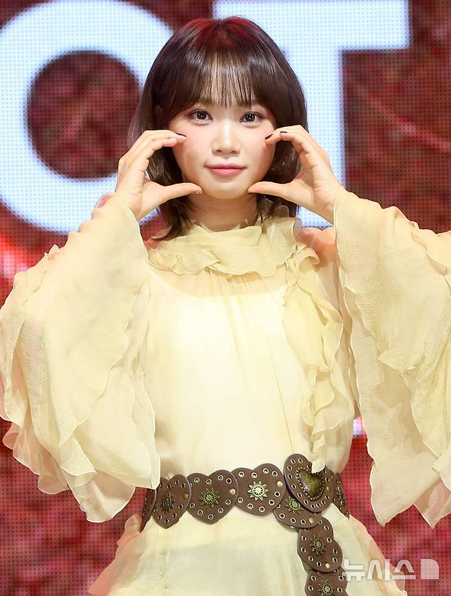 [서울=뉴시스] 김혜진 기자 = 그룹 르세라핌 김채원이 14일 오전 서울 광진구 예스24라이브홀에서 열린 다섯 번째 미니앨범 'HOT(핫)' 발매 기념 쇼케이스에서 포즈를 취하고 있다. 타이틀곡 'HOT'은 록(Rock)과 디스코(Disco)를 가미한 팝 장르의 곡이다. 2025.03.14. jini@newsis.com