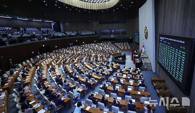 [서울=뉴시스] 최진석 기자 =  18일 여의도 국회에서 열린 제436회국회(임시회) 제3차 본회의에서 의원들이 제9회 전국동시지방선거 투표용지 부족사태 등 국민참정권 침해 진상규명 및 선거관리 개혁을 위한 국정조사계획서 승인의 건을 투표하고 있다. 2026.06.18. myjs@newsis.com