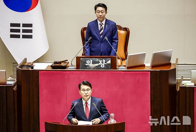 [서울=뉴시스] 정병혁 기자 = 윤상현 지방선거 국조특위 위원장이 18일 서울 여의도 국회에서 열린 제436회 국회(임시회) 제3차 본회의에서 제9회 전국동시지방선거 투표용지 부족사태 등 국민참정권 침해 진상규명 및 선거관리 개혁을 위한 국정조사계획서 승인의 건에 대한 설명을 하고 있다. 2026.06.18. jhope@newsis.com