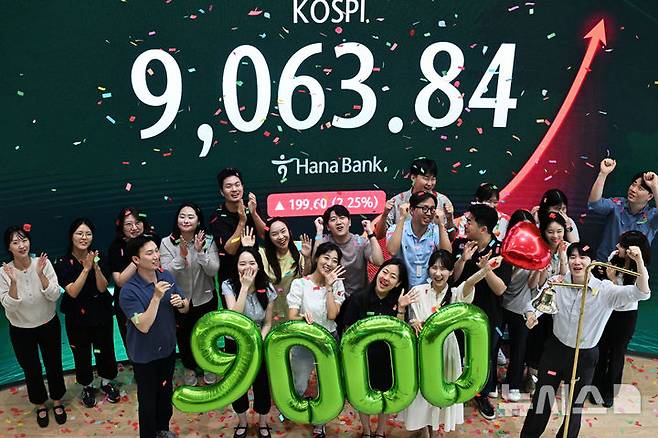 [서울=뉴시스] 박주성 기자 = 코스피가 사상 첫 9000을 돌파하며 한국 자본시장 역사를 새로 썼다. 18일 서울 중구 하나은행 본점 하나인피니티서울에서 직원들이 코스피 9000 돌파 기념 타종 세리머니를 하고 있다. (공동취재). 2026.06.18. photo@newsis.com