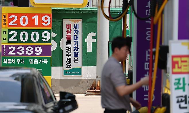 중동 전쟁이 끝나고 유가가 하락해도 소비 개선, 임금 상승 등으로 물가가 쉽게 떨어지기 어려울 것이라고 한국은행이 17일 전망했다. 한은은 이날 발표한 '물가안정목표 운영상황 점검' 보고서에서 "앞으로 물가는 상당 기간 높은 상승률을 이어갈 전망"이라고 밝혔다. 사진은 이날 서울 시내 주유소 모습. 연합뉴스