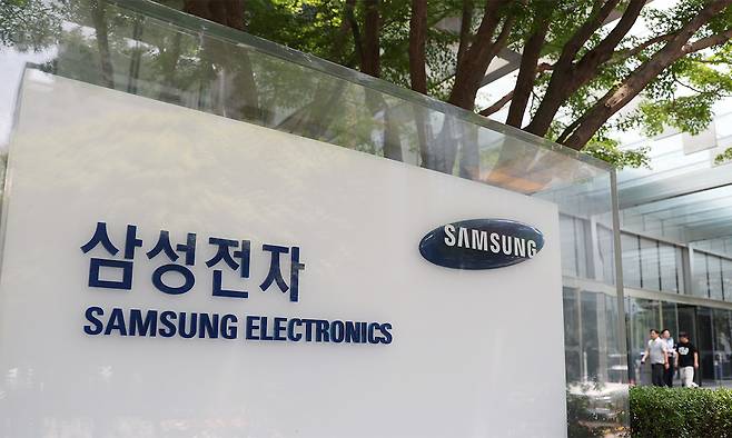 16일 서울 서초구 삼성전자 사옥에 직원들이 드나들고 있다. 연합뉴스