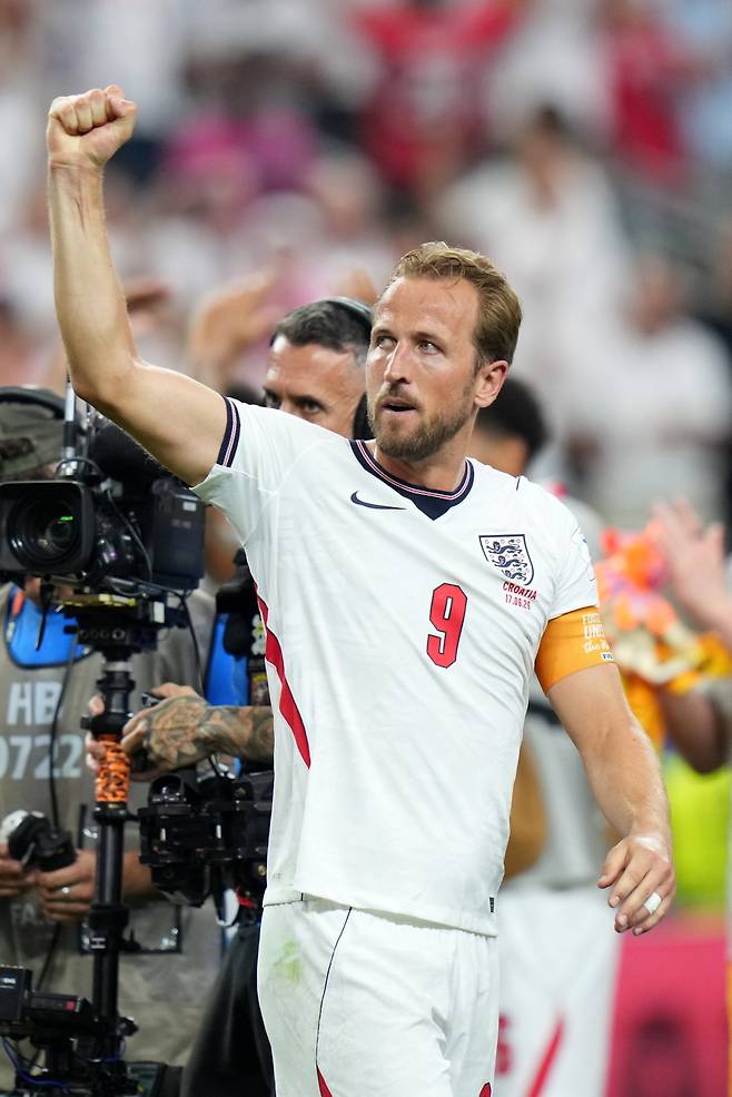 epa13045430 Harry Kane of England celebrate with supporters after winning the FIFA World Cup 2026 group stage match England against Croatia, in Dallas, Texas, USA, 17 June 2026. EPA/JEFFREY MCWHORTER/2026-06-18 07:30:20/ <저작권자 ⓒ 1980-2026 ㈜연합뉴스. 무단 전재 재배포 금지, AI 학습 및 활용 금지>