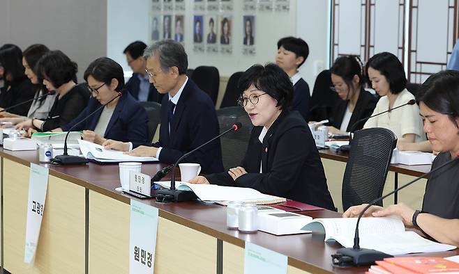 원민경(오른쪽 두번째) 성평등가족부 장관이 18일 서울 종로구 정부서울청사에서 열린 여성폭력사건 보도 권고기준 포럼에서 인사말 하고 있다. 오른쪽 세번째는 고광헌 방송미디어통신심의위원회 위원장. 뉴시스