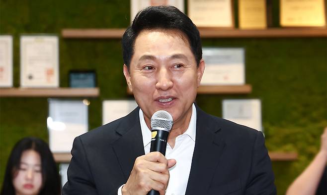 오세훈 서울시장이 18일 서울 성동구 링키지랩에서 열린 서울영커리언스 인턴십 현장소통 간담회에서 인사말을 하고 있다. 뉴스1