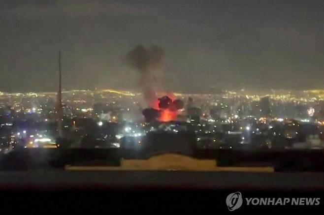 이란 테헤란 IRIB 방송 주변에서 발생한 폭발. AFP 연합뉴스