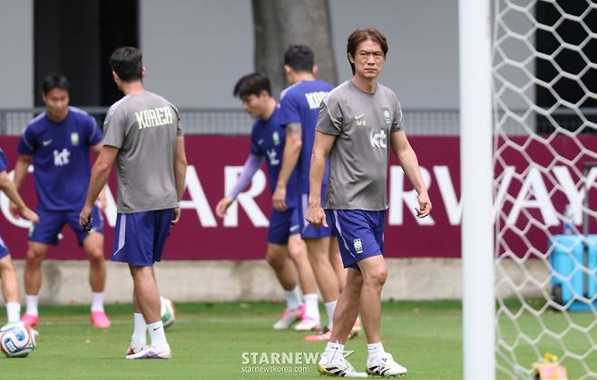 대한민국 축구 국가대표팀이 2026 북중미월드컵 A조 2차 예선을 앞두고 14일 멕시코 과달라하라 치바스 베르데 바예에서 훈련을 진행했다.  홍명보 감독이 상념에 잠긴 채 선수들의 훈련을 바라보고 있다. /사진=김진경 대기자
